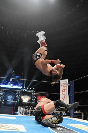 　スターダストプレスをオカダ・カズチカ（下）にかわされる内藤哲也＝大阪城ホール（新日本プロレス提供）