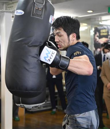 　サンドバッグを打って汗を流す村田諒太（代表撮影）