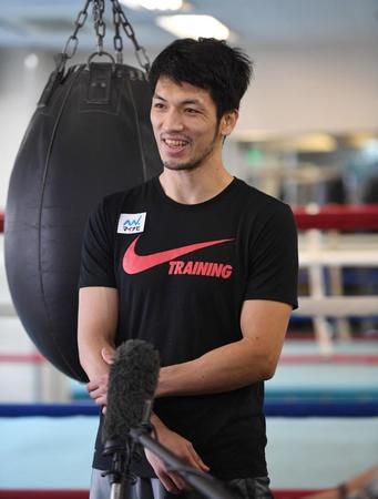 　明るい表情でテレビのインタビューに答える村田諒太（代表撮影）