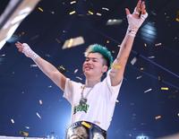 　試合を終えて万歳をする那須川天心