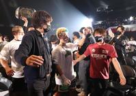 　観衆とお別れをする那須川天心