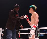 　アーネスト・ホースト（左）とグータッチする那須川天心