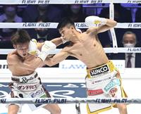 　１回、山内（左）に右アッパーを合わせる中谷（撮影・高石航平）