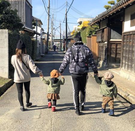 　手をつなぐ真道ゴー（右から２人目）と夫人と双子の子供（本人提供）