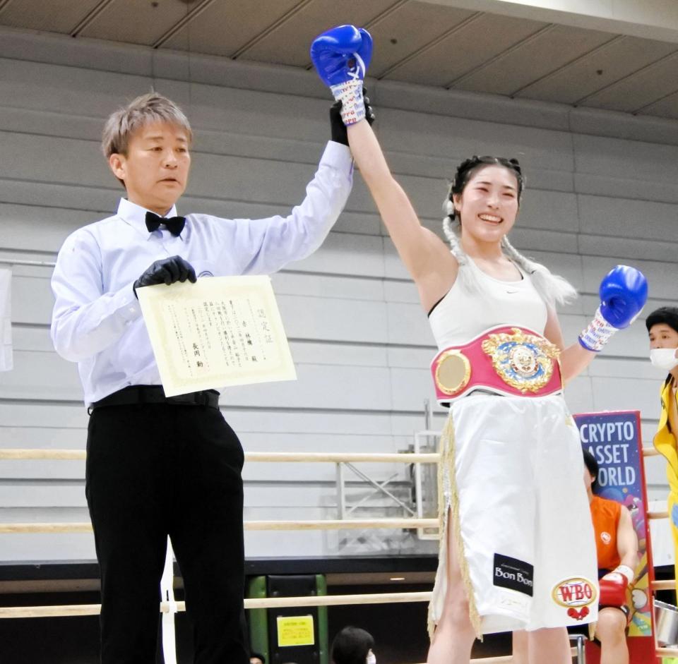 　ボクシング転向３戦目でＷＢＯアジアパシフィック女子バンタム級王座についた赤林檎（右）