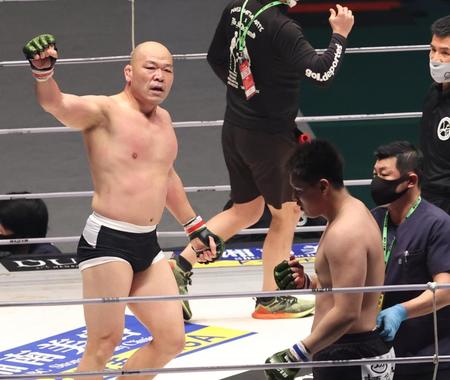 　上田幹雄（手前）を下した高阪剛