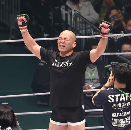 　試合に勝利した高阪剛