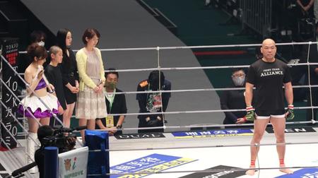 　１０カウントを家族とともに聞く高阪剛
