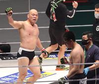 　上田幹雄（手前）を下した高阪剛