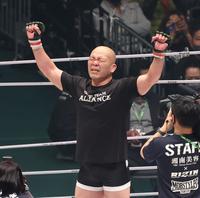RIZIN“世界のTK”高阪、引退試合で“極真最強”上田に涙のKO激勝