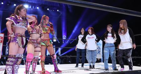 　コズミックエンジェルズ（左３人）に対戦要求をするカラーズの４人