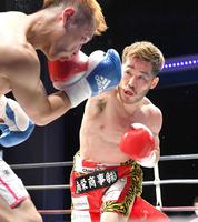 ３回、栄拓海（左）に右ストレートを浴びせる宮崎亮＝メルパルク大阪ホール（撮影・吉澤敬太）