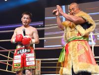 　試合後、角田信朗（右）から祝福される宮崎亮（撮影・吉澤敬太）