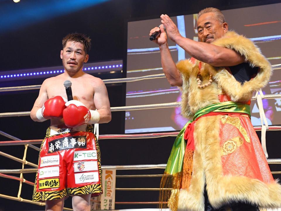 　試合後、角田信朗（右）から祝福される宮崎亮（撮影・吉澤敬太）