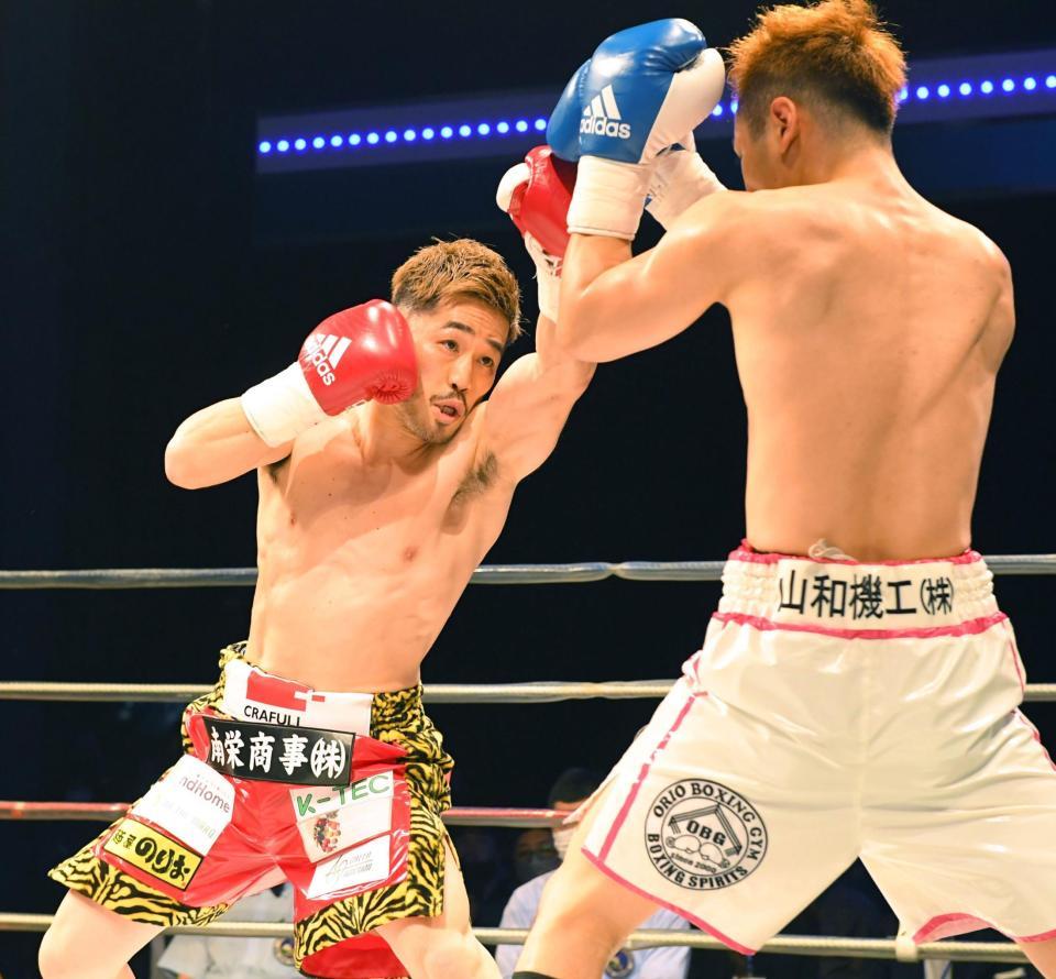 　１回、栄拓海（右）を攻める宮崎亮（撮影・吉澤敬太）