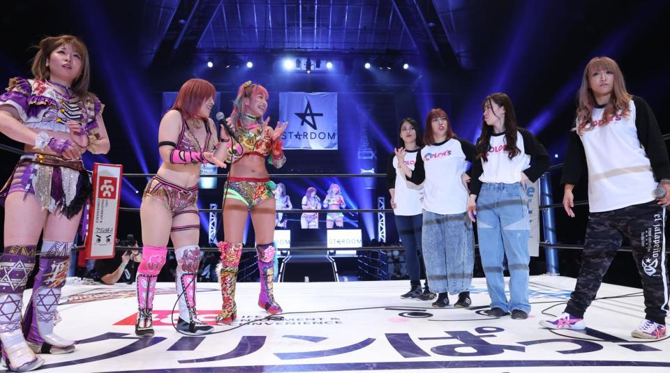 　コズミックエンジェルズ（左３人）に対戦要求をするカラーズの４人