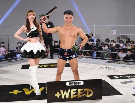　ＺＥＮＫＩにＴＫＯ勝ちし、満面の笑みを浮かべるＹＵＳＨＩ（ＲＩＺＩＮ　ＦＦ提供）
