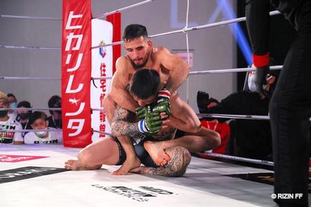 　萩原京平の背後からバックチョークを仕掛けるクレベル・コイケ（ＲＩＺＩＮ　ＦＦ提供）