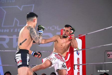 　萩原京平の右ストレートで流血するクレベル・コイケ（ＲＩＺＩＮ　ＦＦ提供）