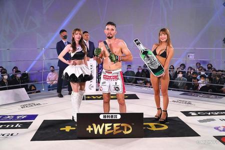 勝利したクレベル・コイケはラウンドガールとポーズを決める（ＲＩＺＩＮ　ＦＦ提供）