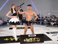 　ＺＥＮＫＩにＴＫＯ勝ちし、満面の笑みを浮かべるＹＵＳＨＩ（ＲＩＺＩＮ　ＦＦ提供）
