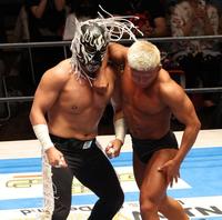 　エル・デスペラード（左）に強烈なエルボーを叩き込むエル・リンダマン