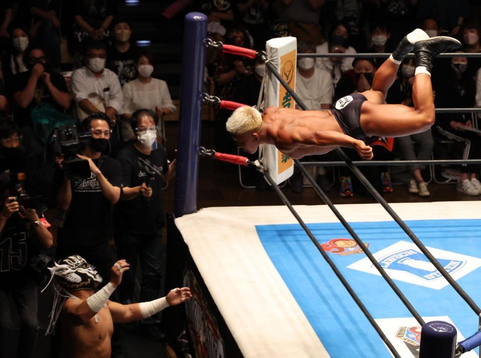 　エル・デスペラード（左）を攻めるエル・リンダマン