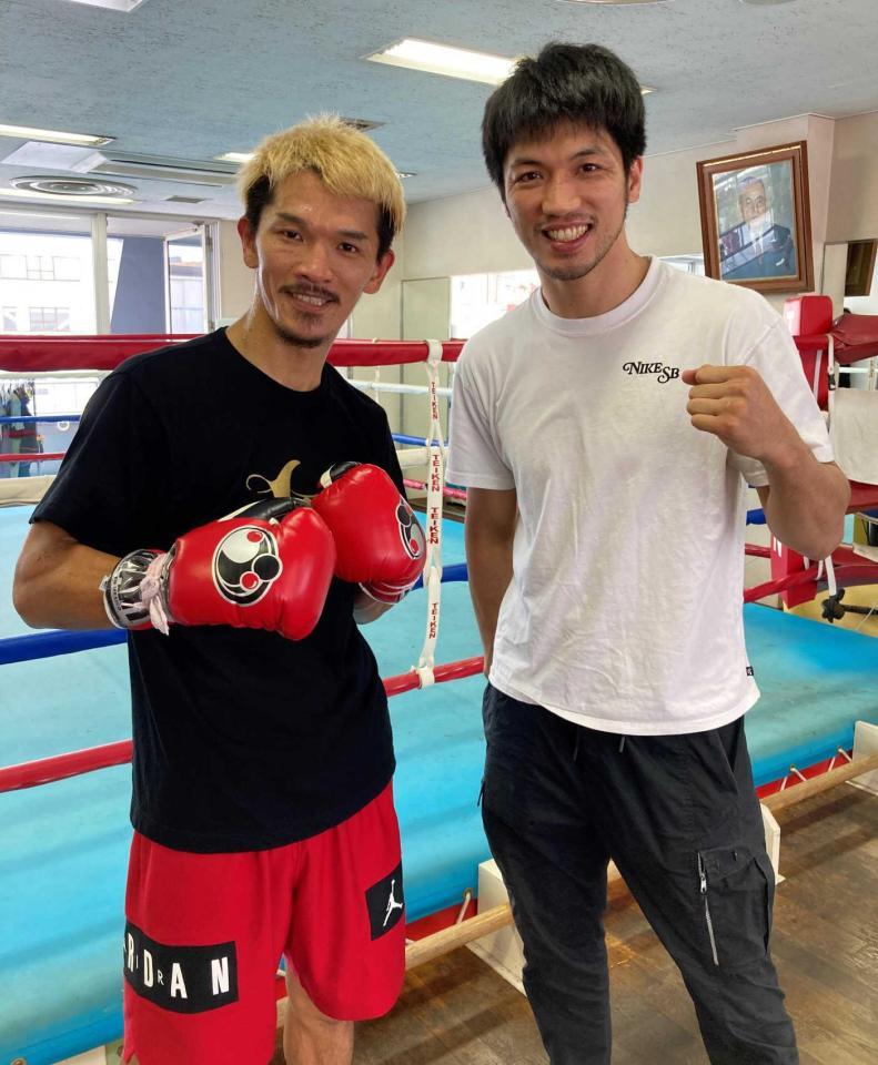 　初防衛戦に臨むＩＢＦスーパーフェザー級王者の尾川（左）を激励した村田諒太（帝拳ジム提供）