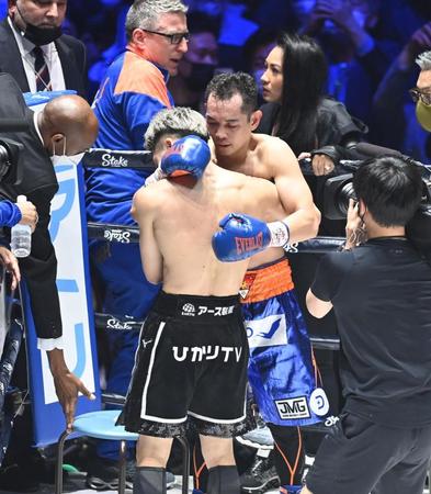 　試合を終え、抱き合って健闘をたたえ合うドネアと井上尚弥（撮影・高石航平）