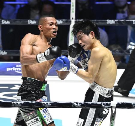 　２回、赤岩の顔面をとらえる平岡アンディ（撮影・高石航平）