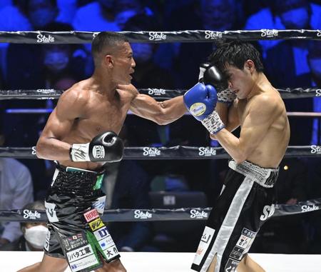 　６回にラッシュを仕掛け、ＴＫＯ勝ちを収めた平岡アンディ（撮影・高石航平）