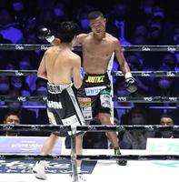 　２回、赤岩俊（左）を挑発する平岡アンディ（撮影・棚橋慶太）