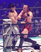 　清宮海斗（左）にエルボーを見舞うロブ・ヴァン・ダム＝さいたまスーパーアリーナ