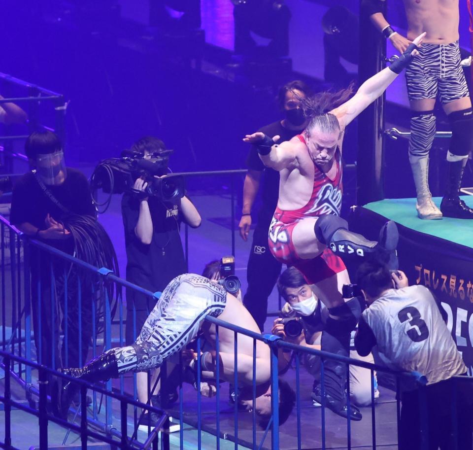 　場外で清宮海斗（左）を攻めるロブ・ヴァン・ダム＝さいたまスーパーアリーナ