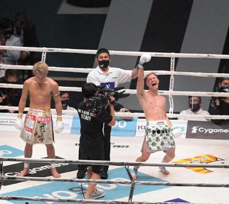 　判定で武尊（左）に勝利し、ガッツポーズする那須川天心（撮影・堀内翔）