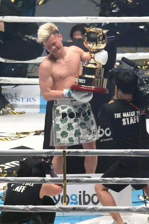 　武尊に勝利し、カップを掲げる那須川天心