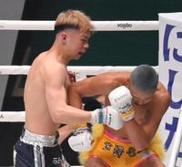 　１回、ＹＡ－ＭＡＮが芦沢竜誠（右）にＫＯ勝ちする（撮影・堀内翔）