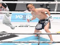 　芦沢竜誠陣営からタオルが投げ込まれるなかガッツポーズをするＹＡ－ＭＡＮ（撮影・堀内翔）