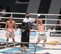 　判定で武尊（左）に勝利し、ガッツポーズする那須川天心（撮影・堀内翔）