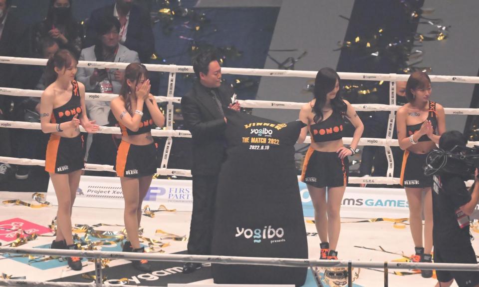 　試合後、号泣するラウンドガール（撮影・堀内翔）