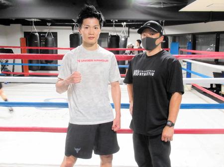 　“日拳の左”で世界を狙う前田稔輝（左）とトレーナーで父の忠孝さん