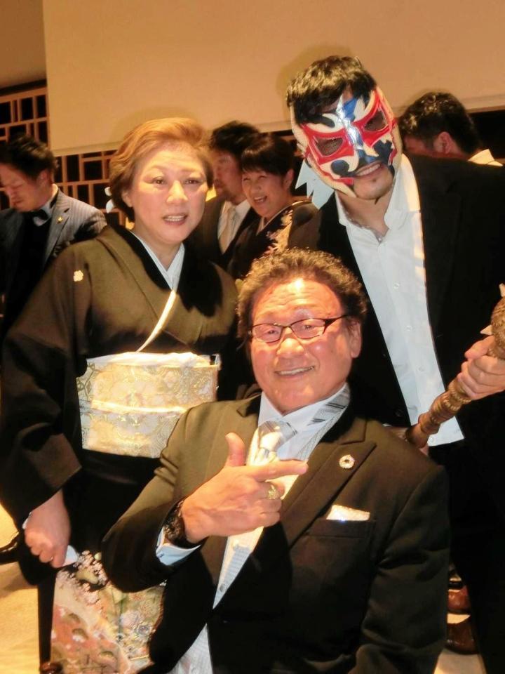 長女の結婚式で記念写真を撮る天龍源一郎（手前）と妻のまき代さん（奥左）、ケンドー・カシン（奥右）