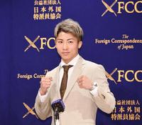 　会見前にポーズを決める井上尚弥（撮影・園田高夫）