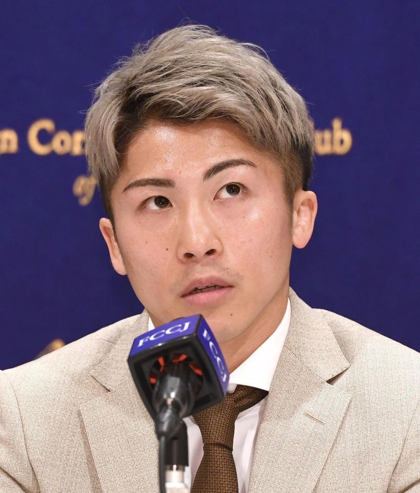 　質問に真剣に考える井上尚弥（撮影・園田高夫）