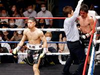 　５回、橋詰将義（右）をＴＫＯで破った田中恒成