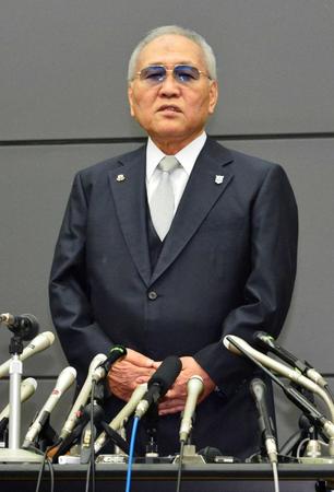 　辞任を発表する日本ボクシング連盟の山根明会長＝１８年８月８日