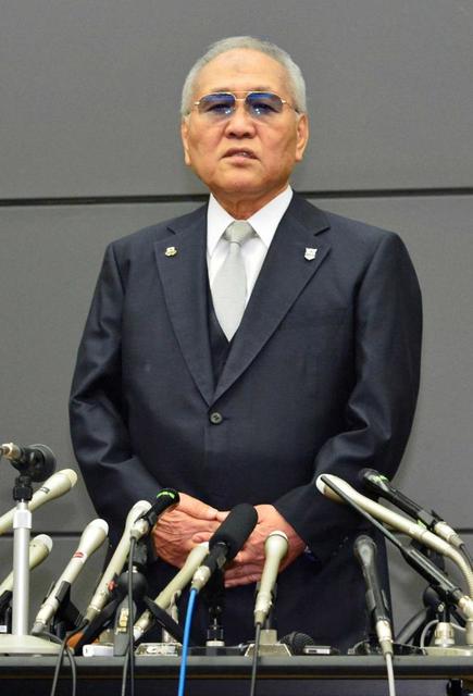 　辞任を発表する日本ボクシング連盟の山根明会長＝１８年８月８日