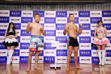 　前日計量をパスした昇侍（左）とヤン・ジヨン（ＲＩＺＩＮ　ＦＦ提供）