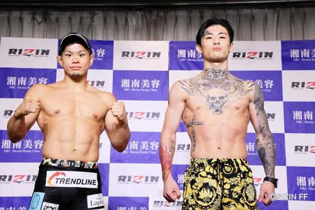 　前日計量をパスした鈴木博昭（左）と平本蓮（ＲＩＺＩＮ　ＦＦ提供）