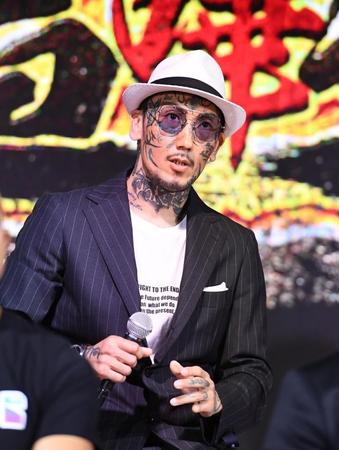 　前日会見からエキサイトする瓜田純士（撮影・園田高夫）